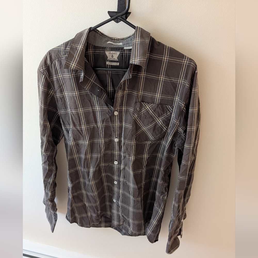 Volcom Mens Classic Fit plaid button down long sleeve shirt. Size medium
